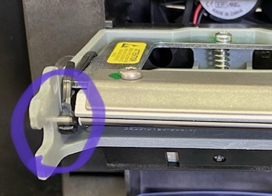 اگر چاپگر شما یک Enduro بسیار قدیمی است – صفحات نگهدارنده هد چاپ را برای هرگونه ترک یا شکستگی که در زیر نشان داده شده است، دوباره بررسی کنید. اگر اینطور است، باید یک هد چاپ جدید خریداری کنید و این ممکن است گزینه مقرون به صرفه‌ای برای چنین چاپگر قدیمی‌ای نباشد.